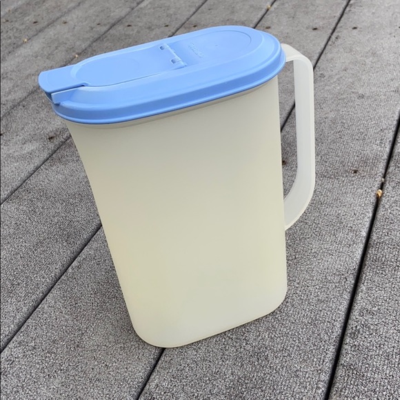 ☀️ Small Tupperware Pitcher - Picture 1 of 5